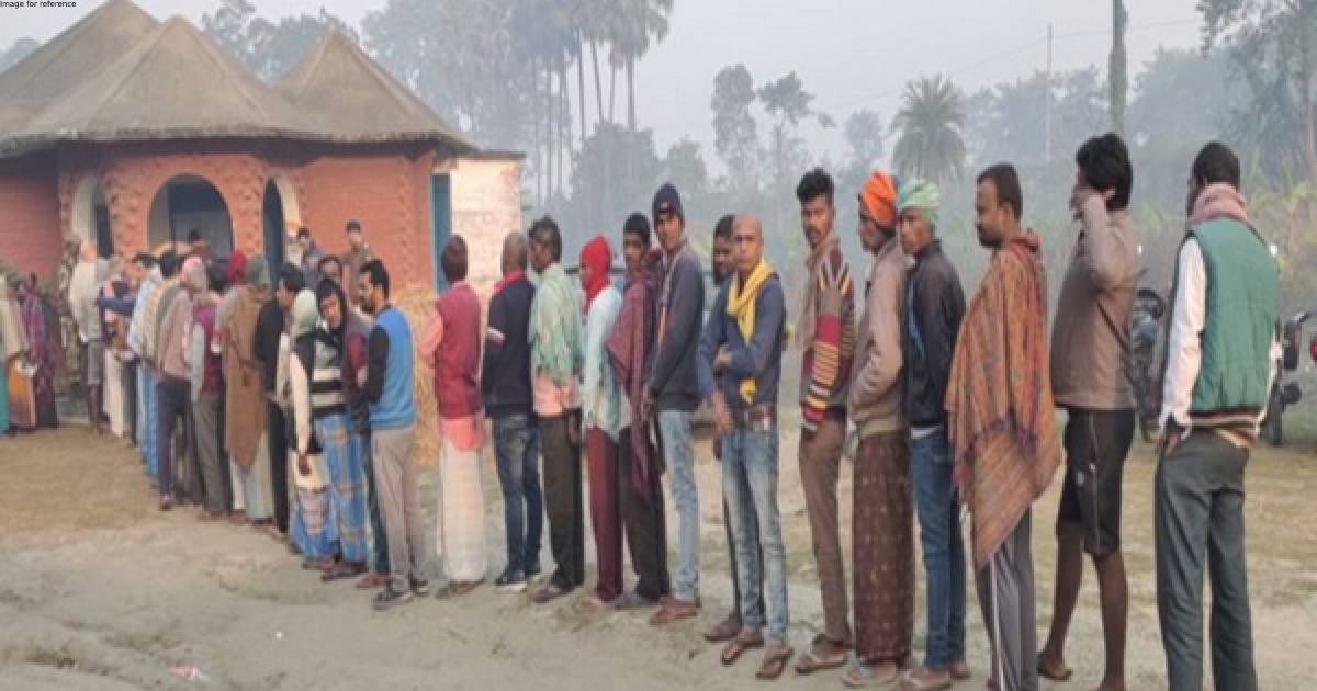 Bihar: Voters que up to vote for Kurhani bypolls; voters' turnout 11 pc till 9 am